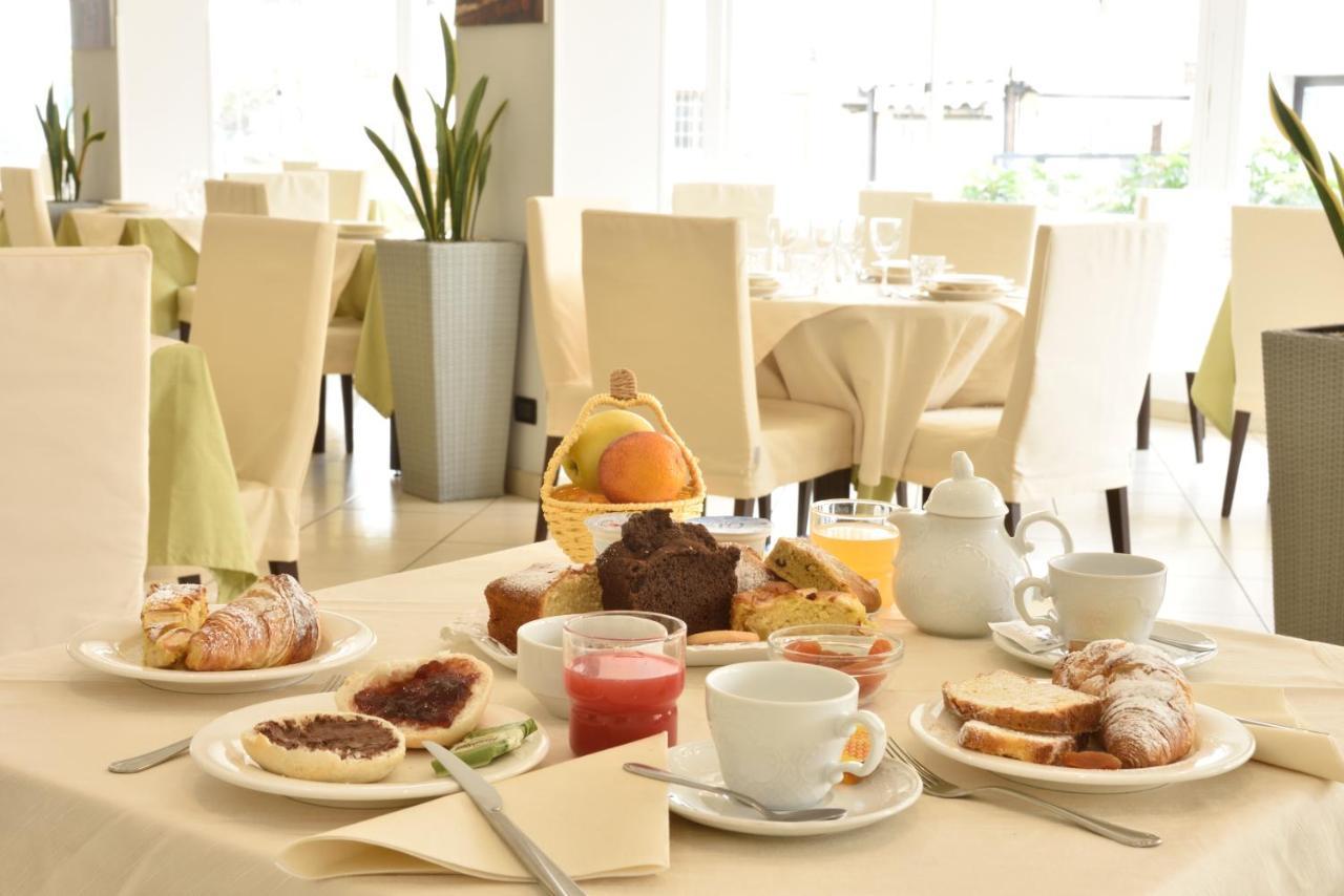Hotel Ristorante La Marina Mhotelsgroup سان بارتولومِيو آل ما المظهر الخارجي الصورة